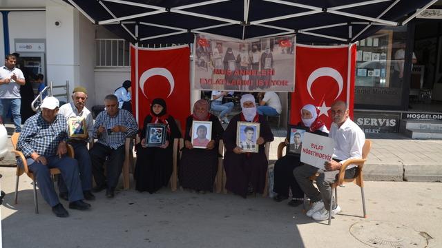 Muş'ta evlatlarına kavuşmak isteyen aileler DEM Parti önündeki eylemlerini sürdürdü