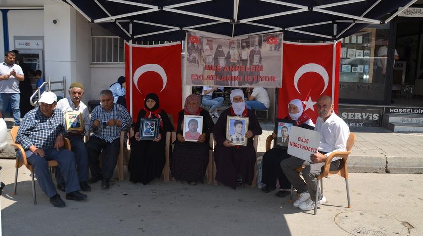 Muş'ta evlatlarına kavuşmak isteyen aileler DEM Parti &ouml;n&uuml;ndeki eylemlerini s&uuml;rd&uuml;rd&uuml;