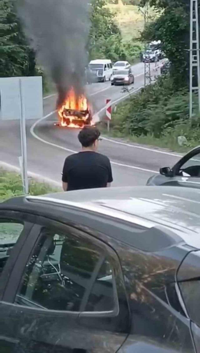 Seyir halindeki otomobil alev topuna döndü 1