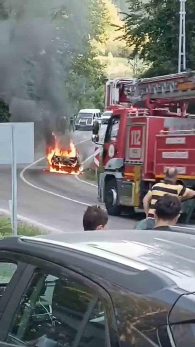 Seyir halindeki otomobil alev topuna döndü 2