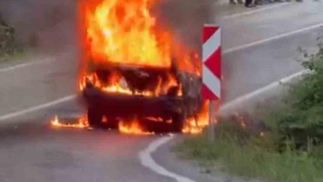 Seyir halindeki otomobil alev topuna döndü
