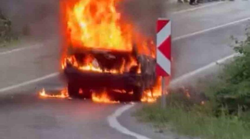 Seyir halindeki otomobil alev topuna d&ouml;nd&uuml;