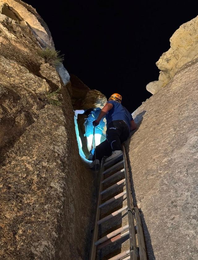 Peribacasının tepesinde mahsur kalan turisti AFAD ekipleri kurtardı 1