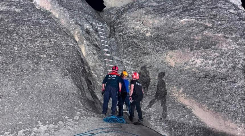 Peribacasının tepesinde mahsur kalan turisti AFAD ekipleri kurtardı