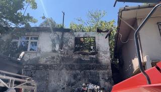 Pendik&rsquo;te metruk ev yangını yan binaya sı&ccedil;radı