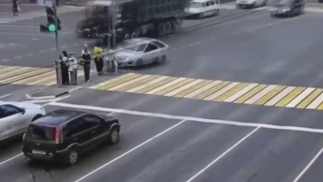 Kalp krizi geçirdi, 7 kişiyi aracıyla ezdi