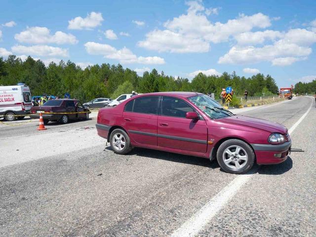 Kastamonu’da iki otomobil çarpıştı: 1 ölü, 3 yaralı 5