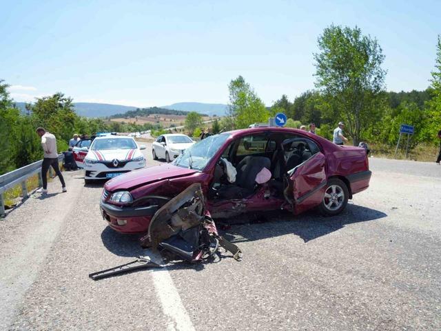 Kastamonu’da iki otomobil çarpıştı: 1 ölü, 3 yaralı 2