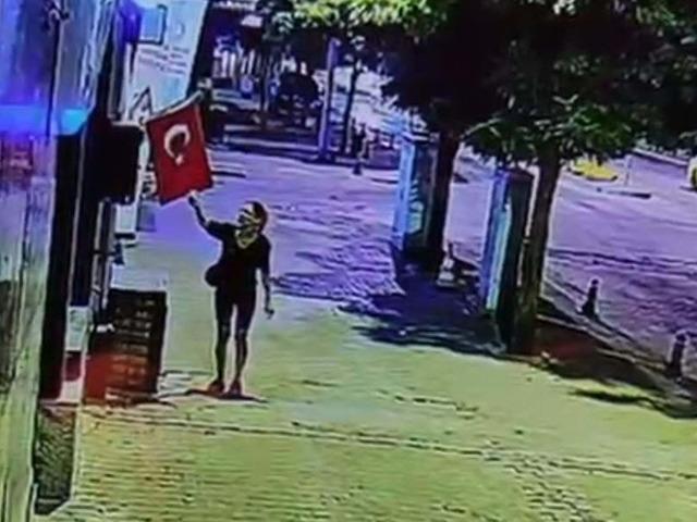 T&uuml;rk bayrağına k&uuml;stah saldırı! G&ouml;zaltına alındı