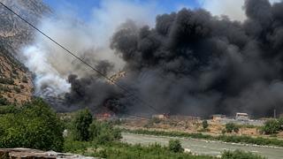 Hakkari'de hurdalık alanda yangın çıktı
