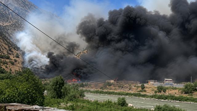 Hakkari'de hurdalık alanda yangın çıktı