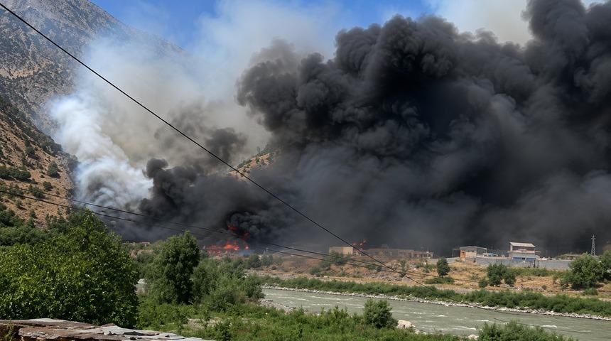 Hakkari'de hurdalık alanda yangın &ccedil;ıktı