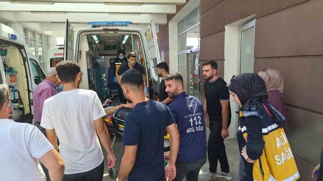 Motosiklet ile otomobil çarpıştı: 1 ağır yaralı 1