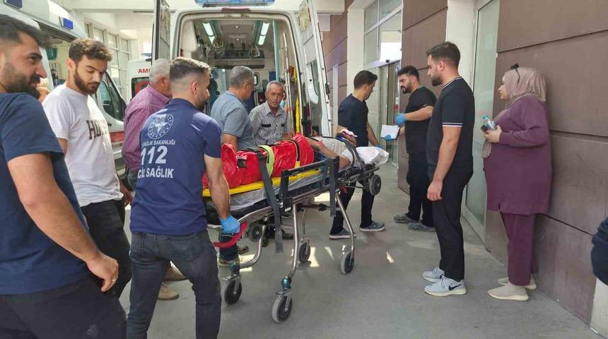 Motosiklet ile otomobil &ccedil;arpıştı: 1 ağır yaralı