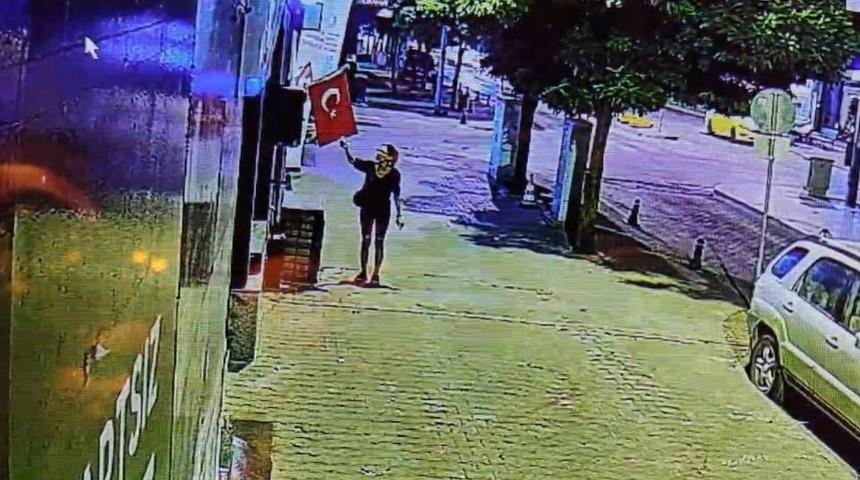 T&uuml;rk bayrağını yakmaya &ccedil;alışan ş&uuml;pheli kadın yakalandı
