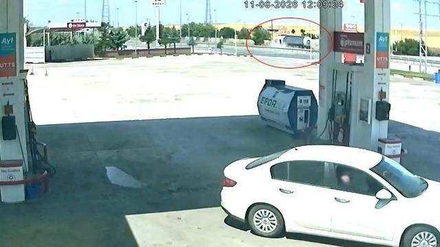 Kalp krizi geçiren tır sürücüsü bariyerlere çarparak kaza yaptı
