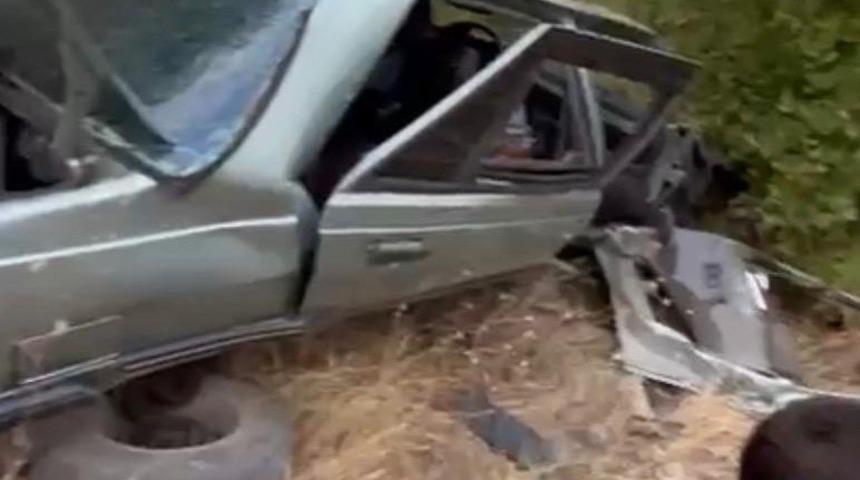 U&ccedil;uruma yuvarlanan otomobilin s&uuml;r&uuml;c&uuml;s&uuml; yaralandı