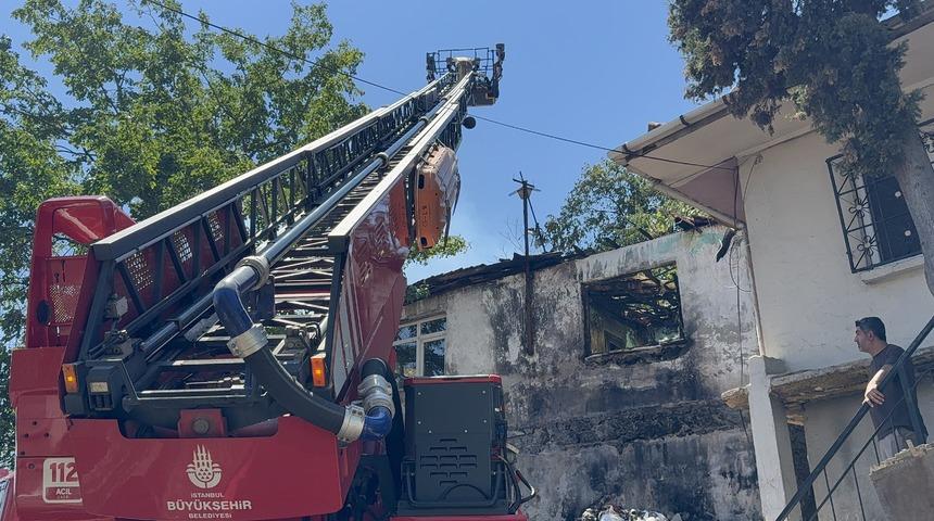 Pendik'te metruk evde &ccedil;ıkıp bitişikteki binaya sı&ccedil;rayan yangın s&ouml;nd&uuml;r&uuml;ld&uuml;