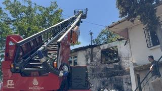 Pendik'te metruk evde çıkıp bitişikteki binaya sıçrayan yangın söndürüldü