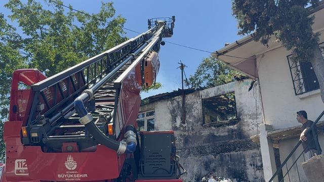Pendik'te metruk evde çıkıp bitişikteki binaya sıçrayan yangın söndürüldü