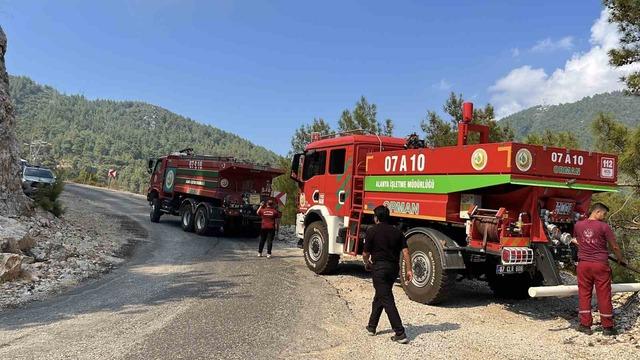 Antalya&rsquo;da iki il&ccedil;ede &ccedil;ıkan orman yangınına m&uuml;dahale ediliyor 2