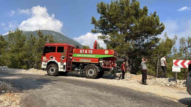 Antalya&rsquo;da iki il&ccedil;ede &ccedil;ıkan orman yangınına m&uuml;dahale ediliyor 1