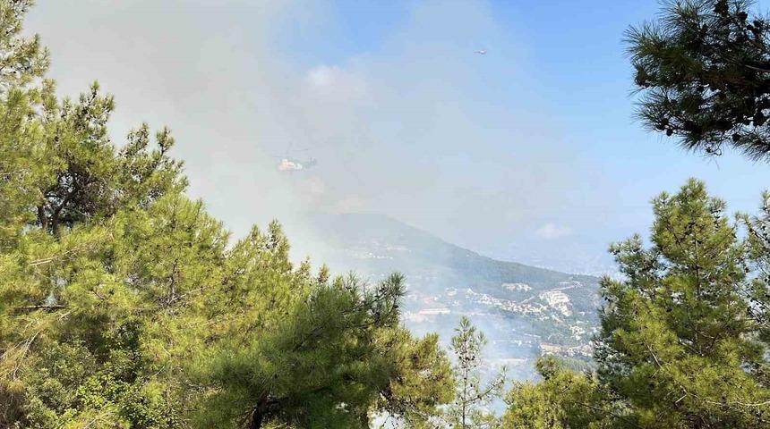 Antalya&rsquo;da iki il&ccedil;ede &ccedil;ıkan orman yangınına m&uuml;dahale ediliyor