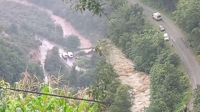 Giresun'da korkutan sel: Anne ve 2 kızı sel sularına kapıldı