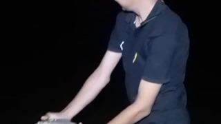 Oltasına takılan yavru sazanı Büyü de gel diyerek tekrar suya bıraktı