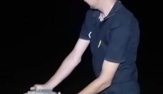 Oltasına takılan yavru sazanı "B&uuml;y&uuml; de gel" diyerek tekrar suya bıraktı