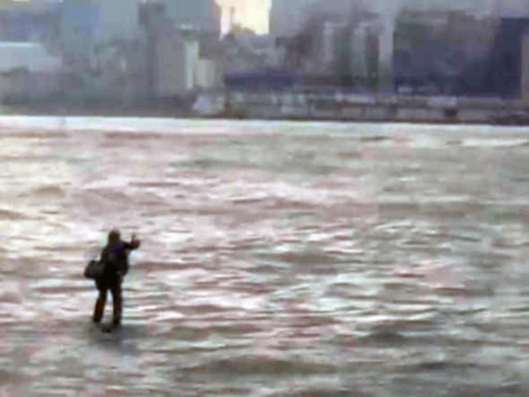 'Vapur parası vermek istemiyorum' deyip nehri b&ouml;yle ge&ccedil;ti