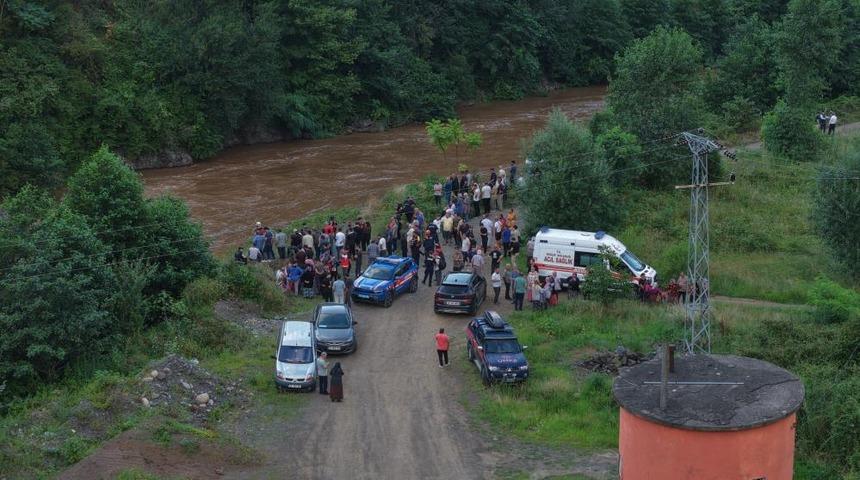 Giresun'da sel sularına kapılan anne ile kızını arama &ccedil;alışmaları havadan g&ouml;r&uuml;nt&uuml;lendi