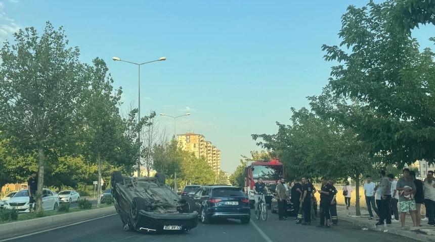 Seyir halindeki otomobil takla attı: 2 yaralı