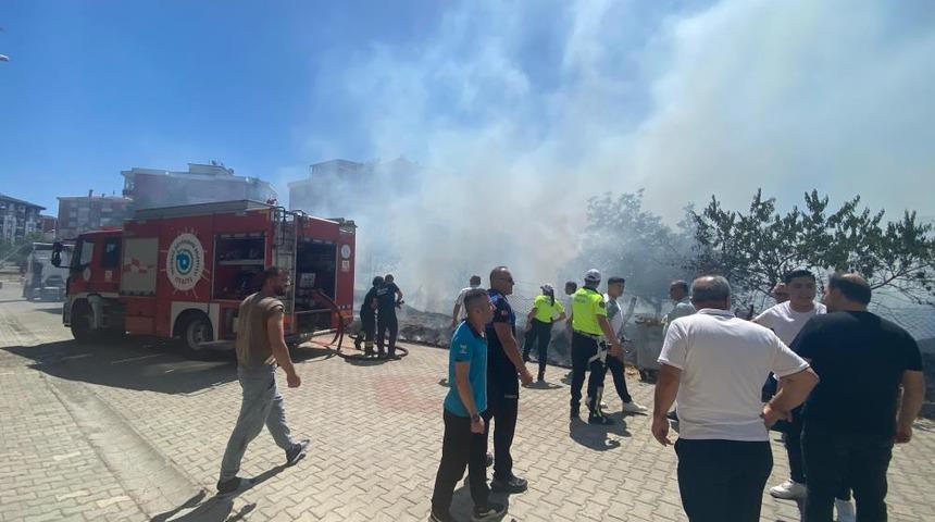 Tekirdağ&rsquo;da arazide başlayan yangın ara&ccedil;lara sı&ccedil;radı