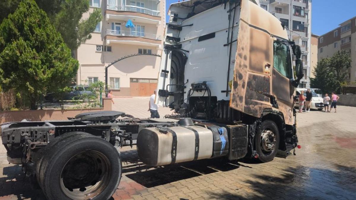 Tekirdağ&rsquo;da arazide başlayan yangın ara&ccedil;lara sı&ccedil;radı 1