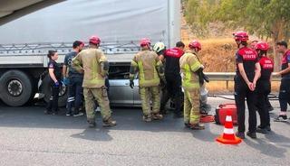 Tıra &ccedil;arpan otomobilin s&uuml;r&uuml;c&uuml;s&uuml; hayatını kaybetti