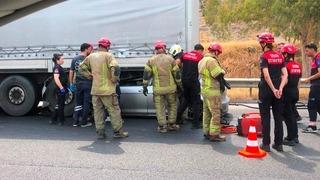 İzmir'de feci kaza: Tıra çarpan otomobilin sürücüsü hayatını kaybetti