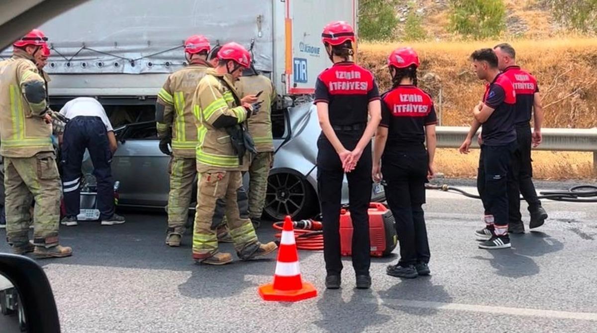 İzmir de feci kaza: Tıra &ccedil;arpan otomobilin s&uuml;r&uuml;c&uuml;s&uuml; hayatını kaybetti 1