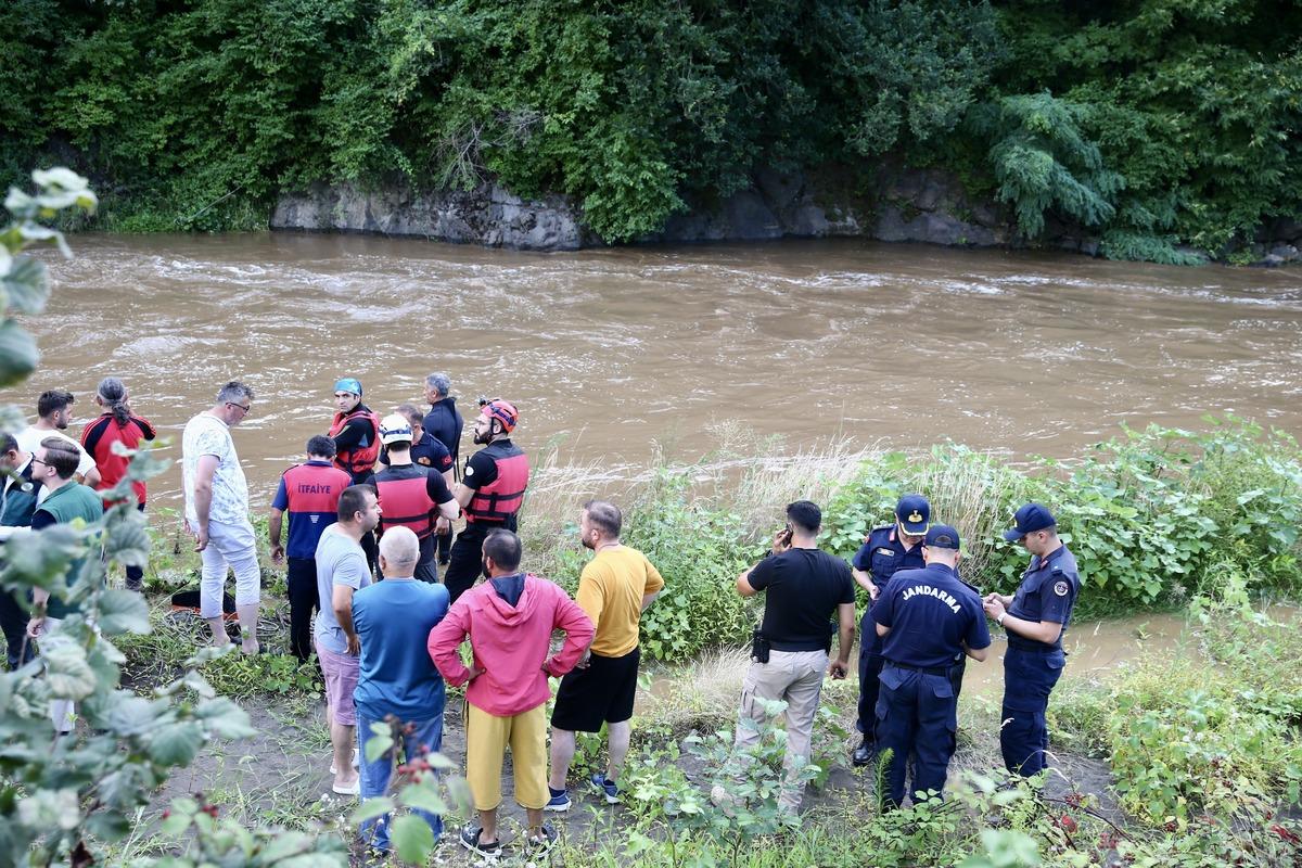 Giresun daki selden acı haber! Kız kardeşlerin cansız bedenleri bulundu, anne aranıyor 8
