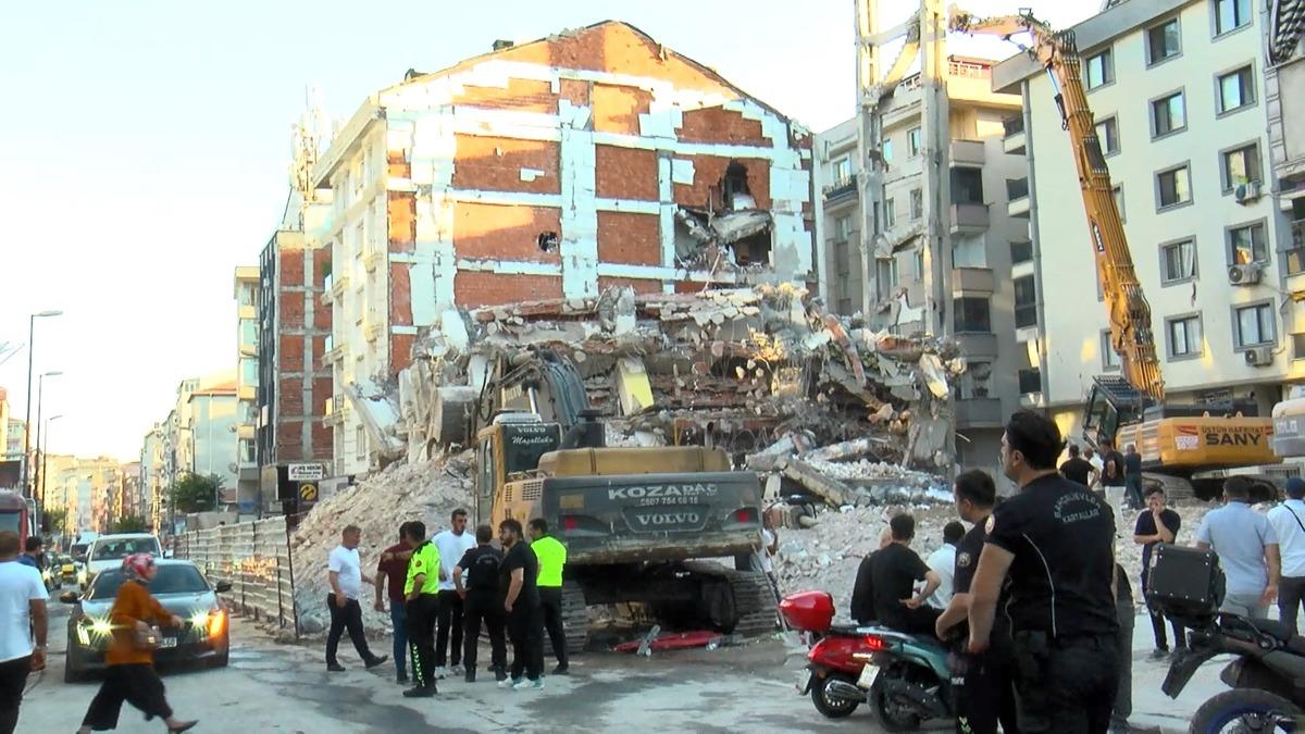 Yer: Bahçelievler! 6 katlı bina yıkım sırasında çöktü 4