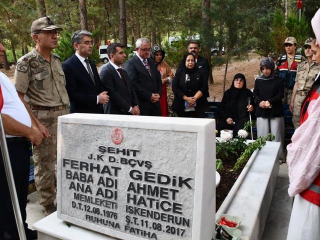 Şehit Baş&ccedil;avuş Ferhat Gedik mezarı başında anıldı