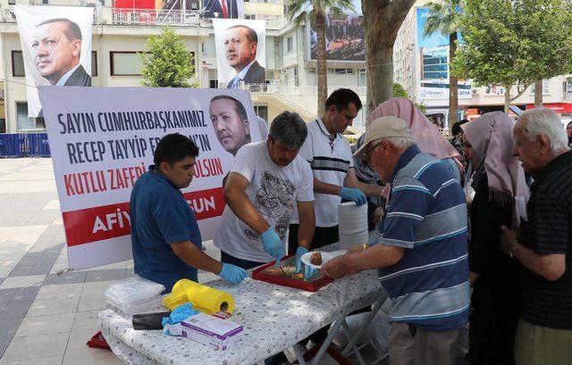 Erdoğan kazanınca 5 tepsi baklava dağıttı