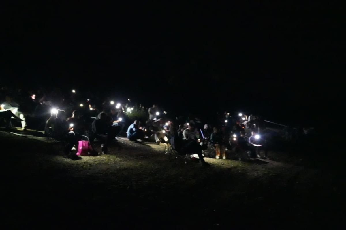 Binlerce kişi gece akın etti! Trafik kilitlendi, kilometrelerce y&uuml;r&uuml;d&uuml;ler 1