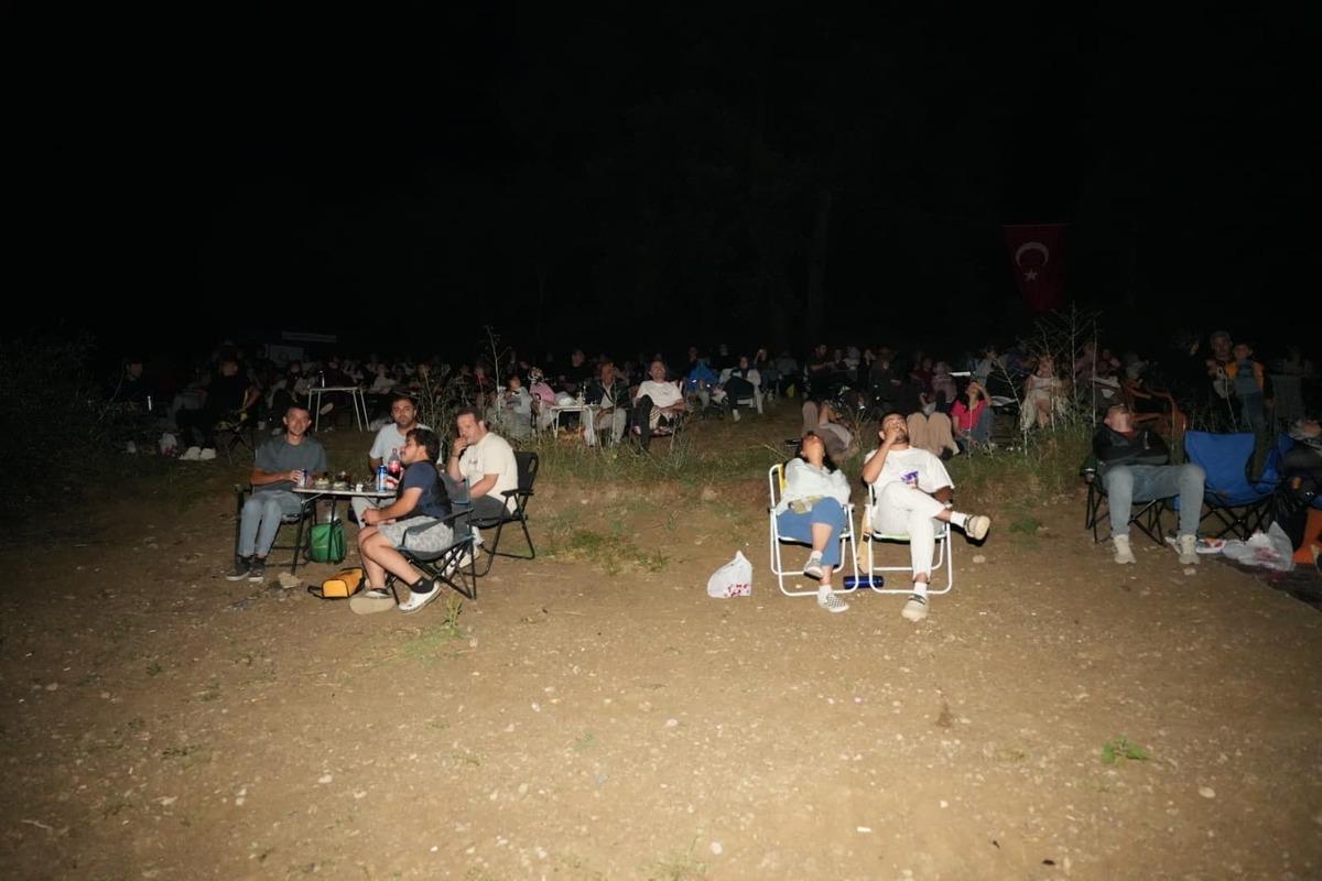 Binlerce kişi gece akın etti! Trafik kilitlendi, kilometrelerce y&uuml;r&uuml;d&uuml;ler 3
