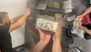 Tomar tomar paralar kilitli kasadan &ccedil;ıktı! Alihan Kuriş su&ccedil; &ouml;rg&uuml;t&uuml;ne operasyonda dudak u&ccedil;uklatan g&ouml;r&uuml;nt&uuml;ler