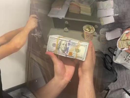 Kasanın kilidi a&ccedil;ıldı, balya balya d&ouml;viz fışkırdı