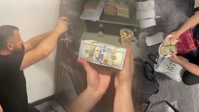 Tomar tomar paralar kilitli kasadan çıktı! Alihan Kuriş suç örgütüne operasyonda dudak uçuklatan görüntüler
