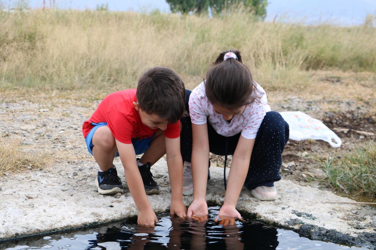 Yerin altından kaynayarak fışkırıyor: Tende şifa, ateşte alev saçıyor 5