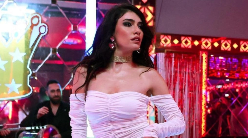 Hazar Erg&uuml;&ccedil;l&uuml; tatile doymuyor! Bikini pozlarına beğeni yağdı