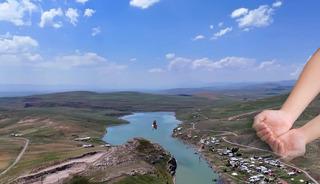 Biri s&uuml;r&uuml;ngen diğeri kuş! İkiside havada yakalandı